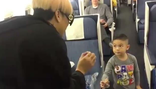 Kid offers sweets to Vice Ganda on seeing him on flight to Canada ...