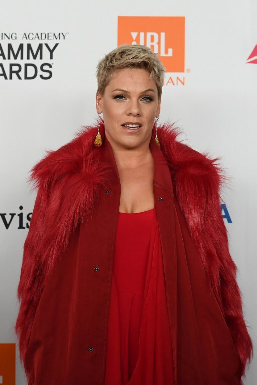 (FILES) This file photo taken on January 27, 2018 shows US pop singer Pink arriving for the traditionnal Clive Davis party on the eve of the 60th Annual Grammy Awards in New York. American pop star Pink has been forced to cancel several Sydney shows on her Australia tour after being hospitalised with a virus and dehydration. The singer cancelled a performance on August 3, 2018 due to illness but battled through a Saturday show before being admitted to hospital on Sunday. / AFP PHOTO / Jewel SAMAD