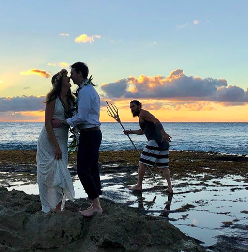 ‘Aquaman’ Jason Momoa photobombs newlyweds in Hawaii