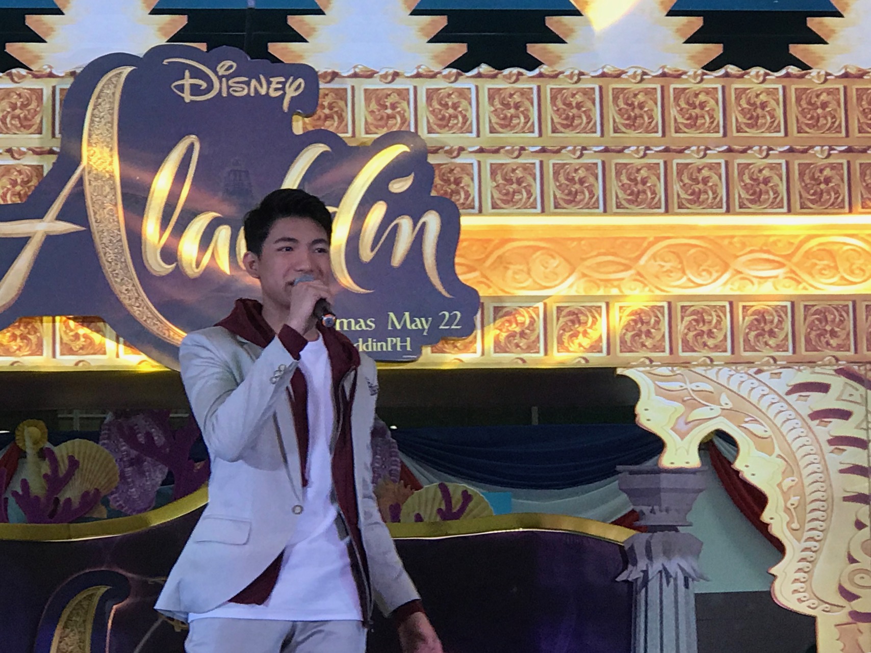 Darren Espanto performs a rendition of “A Whole New World” at SM North The Block on Thursday. Photos by Krissy Aguilar / INQUIRER.net