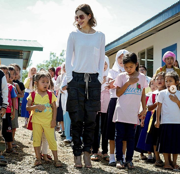 Ex-‘Darna’ Nanette Medved plays real-life hero, donates Marawi