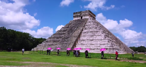 Calle Jodi  María está inmersa en recorridos por templos en México
