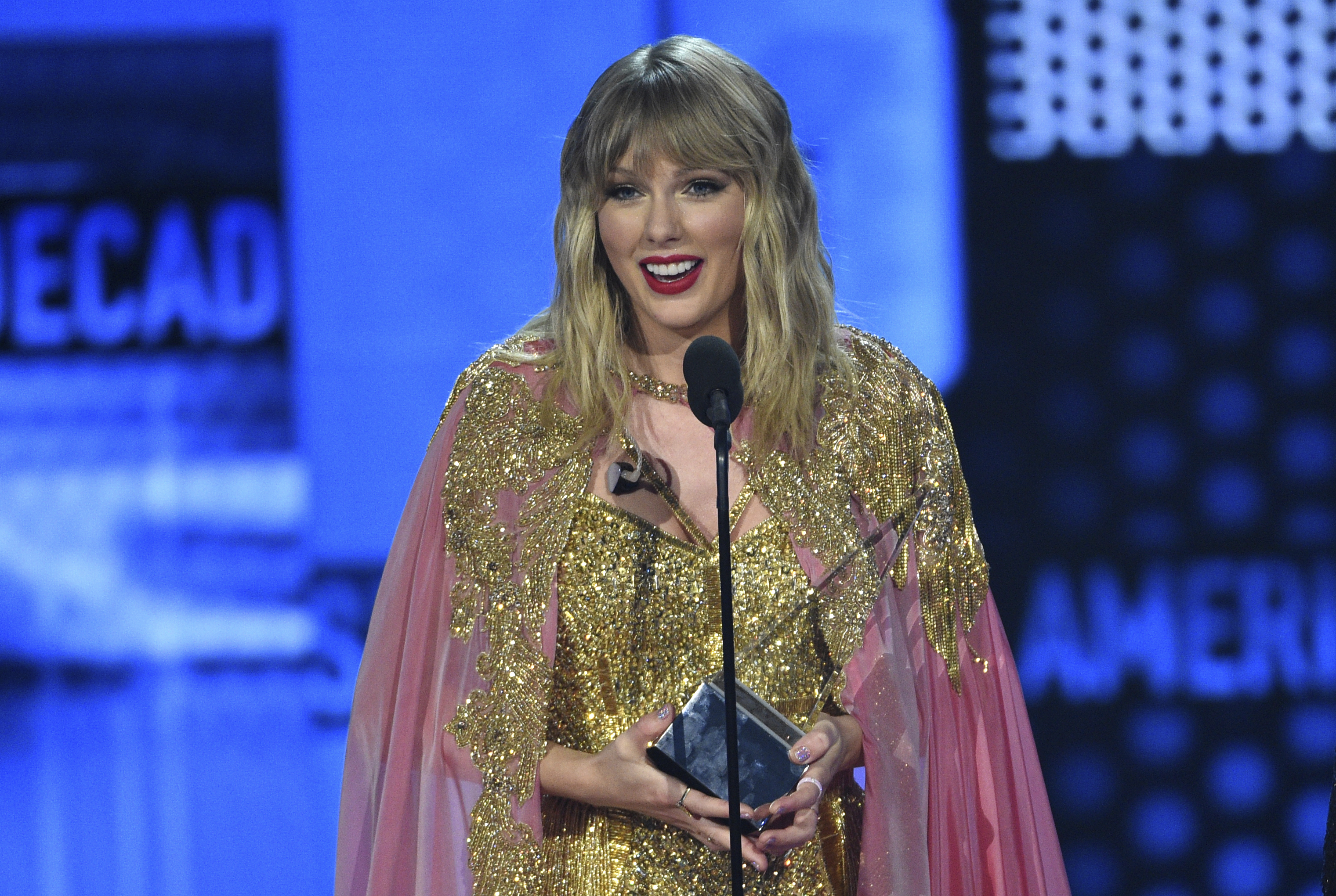 Taylor Swift breaks Michael Jackson American Music Awards 