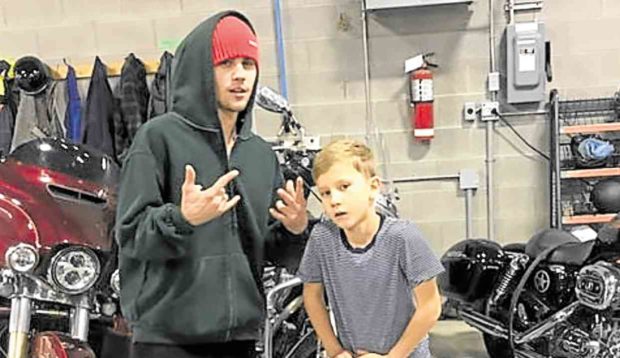 Justin Bieber shows how to be a good bro