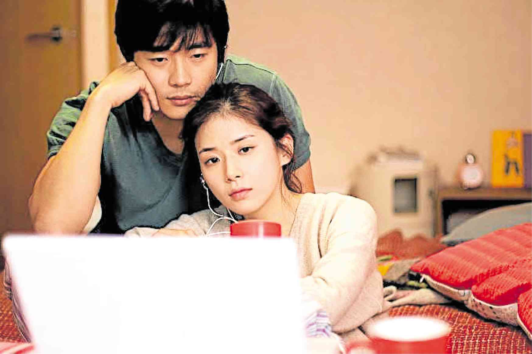 Kwon Sang-woo (left) and Lee Bo-young in “More Than Blue”
