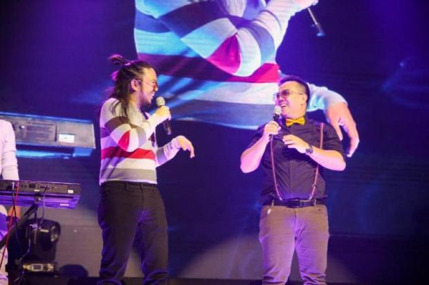 The comic singing duo Moymoy Palaboy performed with Supa Band for the JC distributors. (Photo from JC Premiere)