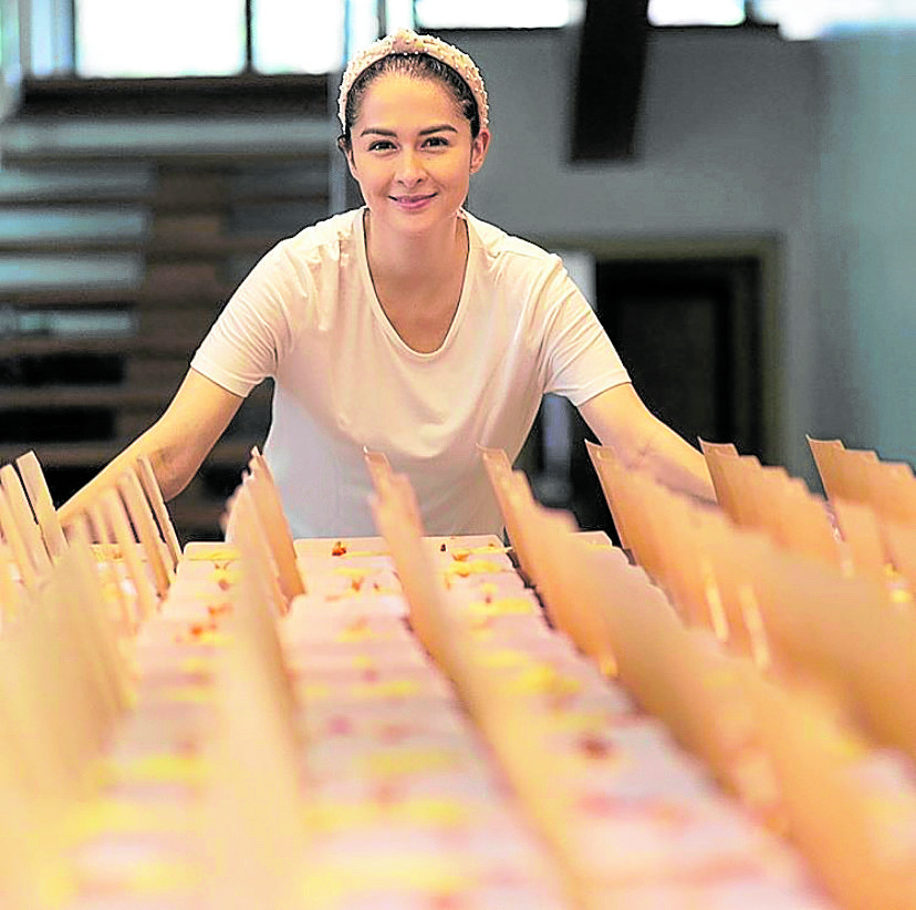 Marian Rivera prepares food for front-liners.