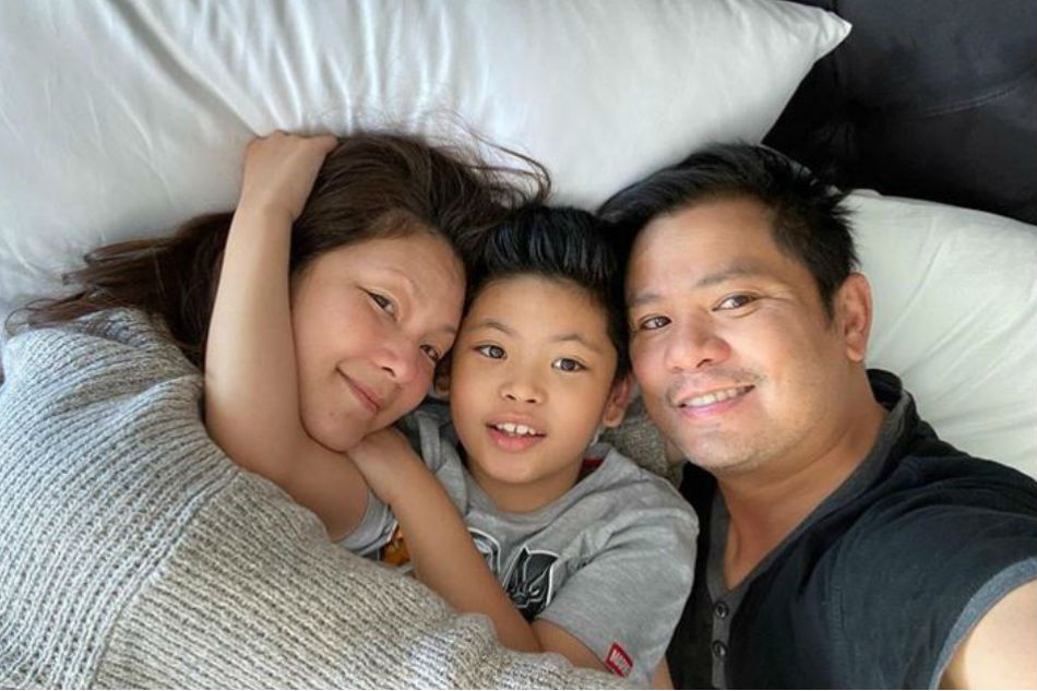 Ogie (right) with wife Regine and Nate