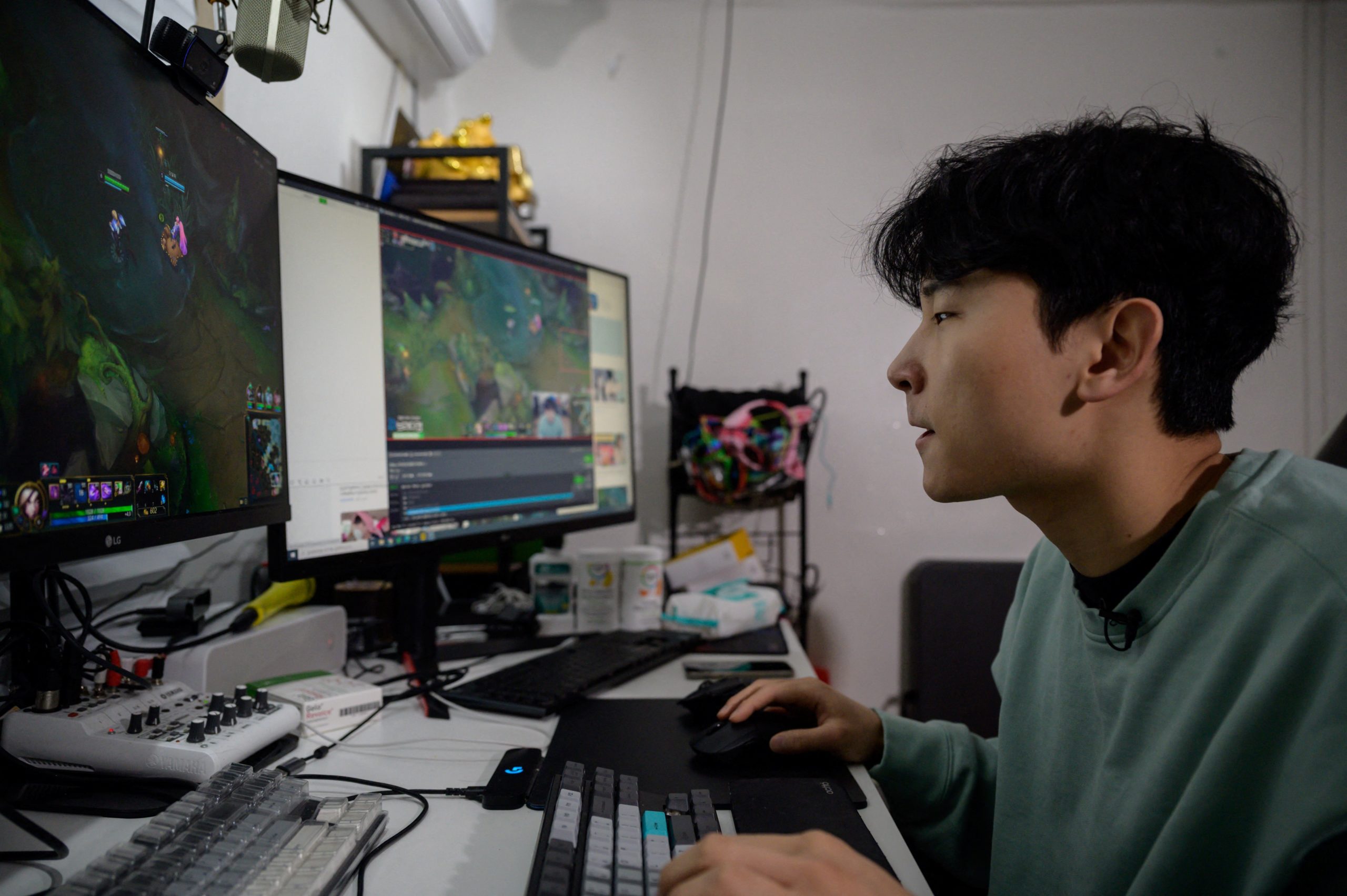 This photo taken on February 8, 2021 shows South Korean gamer Kim Min-kyo streaming computer games at his home near Anyang south of Seoul. - Livestreamers, known as "Broadcast Jockeys" or BJs in South Korea, are hard-wired to the digital infrastructure of youth culture. (Photo by Ed JONES / AFP) / TO GO WITH SKorea-internet-entertainment-social,FOCUS by Daniel DE CARTERET and LIM Seong-uk