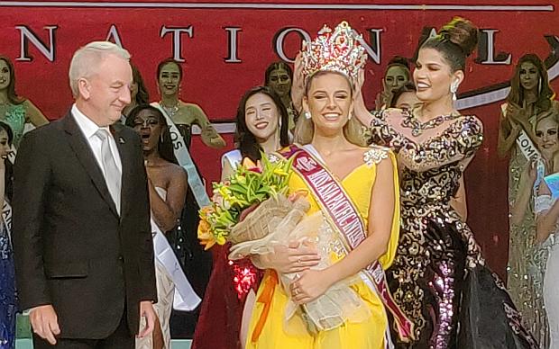 Chaiyenne Huisman receives the Miss Asia Pacific International crown from 2018 winner Sharifa Areef Mohammad Omar Akeel (right) of the Philippines./ARMIN P. ADINA