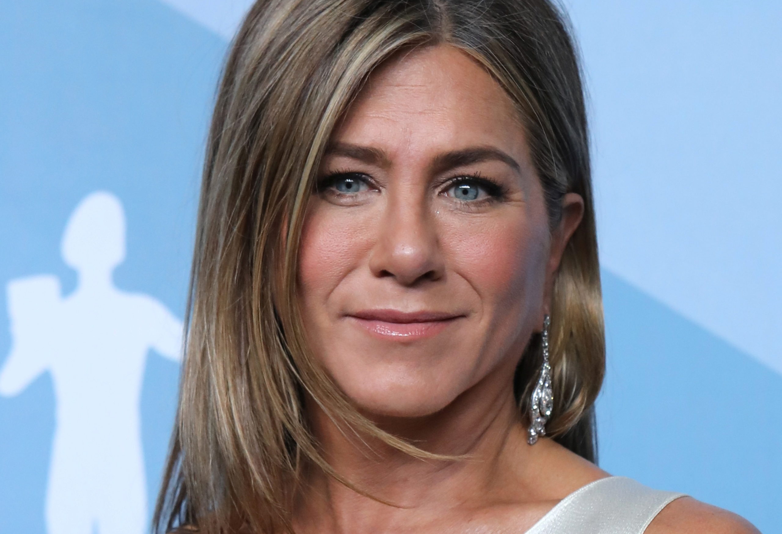 Jennifer Aniston poses backstage with her Outstanding Performance by a Female Actor in a Drama Series for "The Morning Show". 