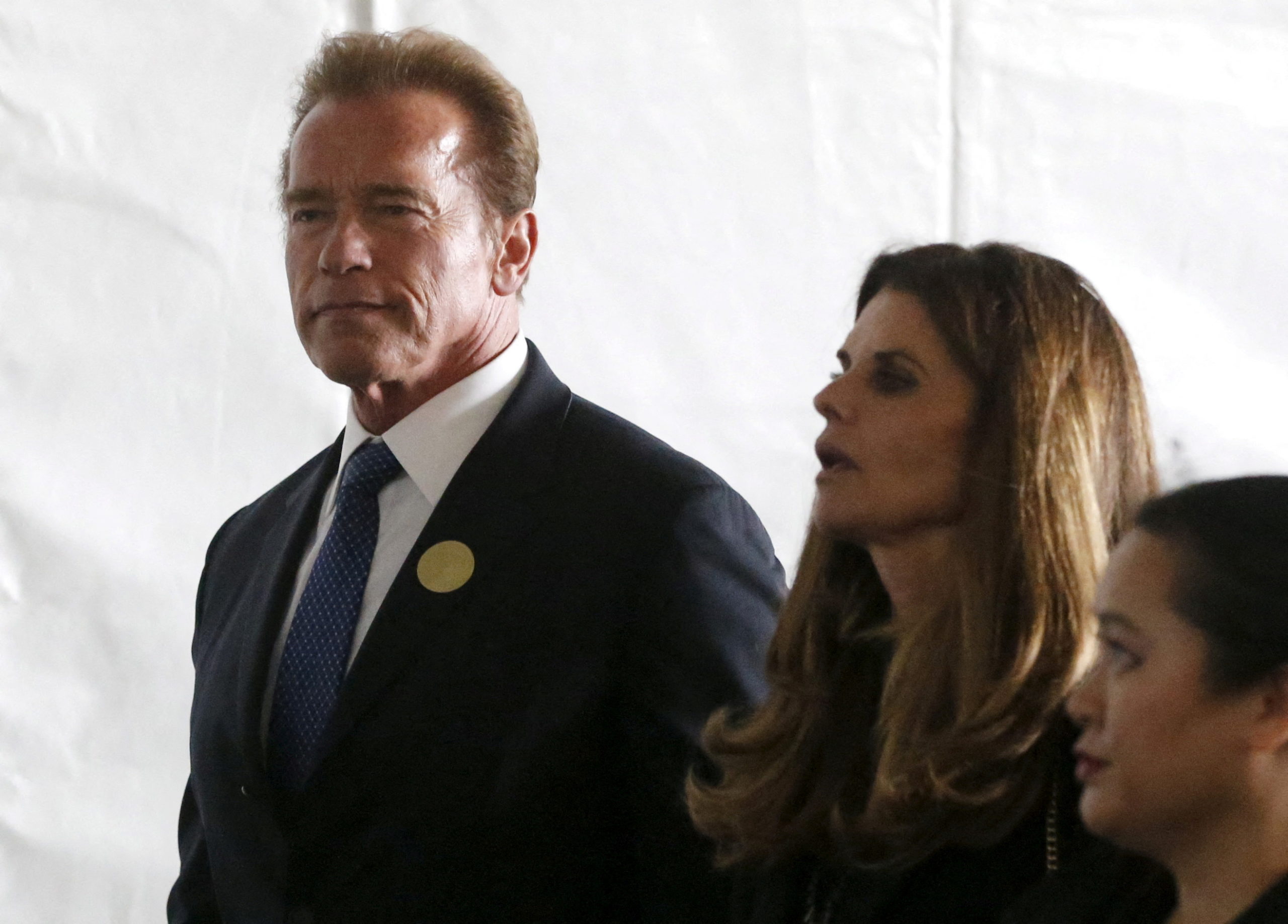 Former California Governor Arnold Schwarzenegger (L) and Maria Shriver walk to the grave site at the funeral of Nancy Reagan at the Ronald Reagan Presidential Library in Simi Valley, California, United States, March 11, 2016. REUTERS/Lucy Nicholson