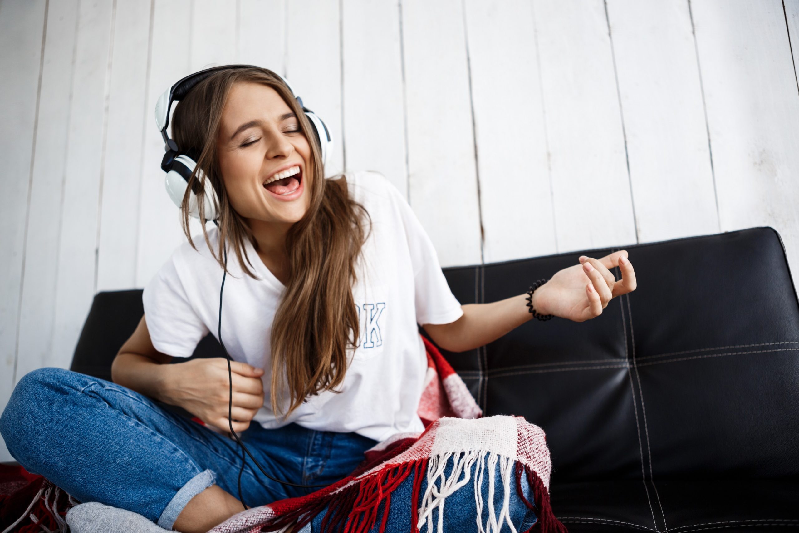 How listen to music. Наушники для девушек. Девушка в наушниках. Человек в наушниках. Подросток в наушниках.