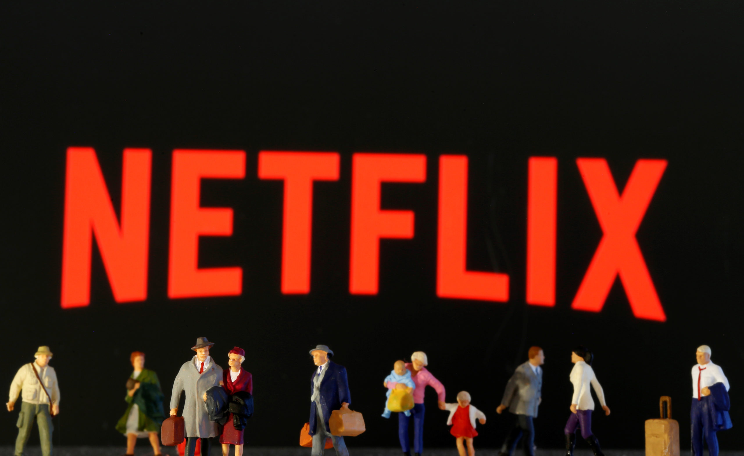 Esta imagen, tomada el 19 de marzo de 2020, muestra pequeños personajes de juguete frente a un logotipo visible de Netflix.  REUTERS/Dado Ruvic/Foto