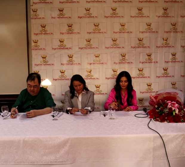 Lovi Poe signing her Regal contract. Photo 1