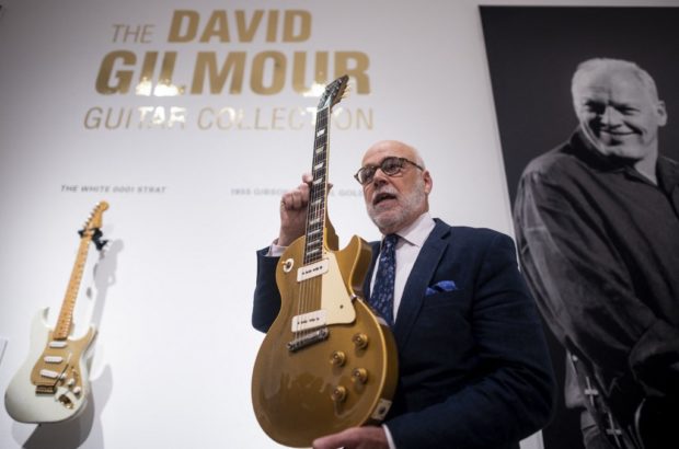 Kerry Keane, Christie's Musical Instruments Specialist holds a 1955 Gibson Les Paul, Golden Top Guitar from David Gilmour at Christie's on June 14, 2019 in New York City. - The personal guitar collection of Rock 'n' Roll legend, David Gilmour, guitarist, singer and songwriter of Pink Floyd goes on sale at Christie's New York on June 20. (Photo by Johannes EISELE / AFP)