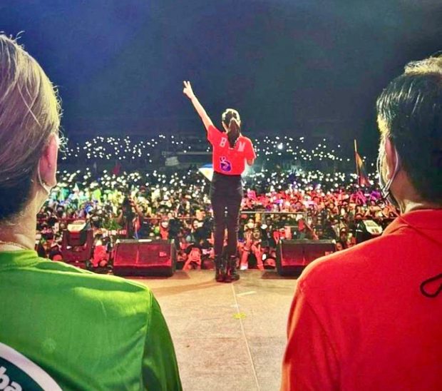 Toni is in her element— Presidential frontrunner Bongbong Marcos and his running mate, Vice Presidential candidate Inday Sara Duterte, watch as Toni Gonzaga-Soriano elevates the crowd’s vibe during a UniTeam campaign rally