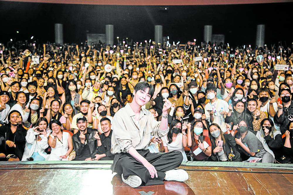 In-youp meets his Filipino fans