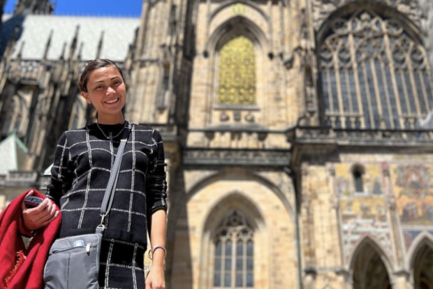Podívejte: Jodi Sta.  Maria v den svých 40. narozenin prozkoumává Prahu