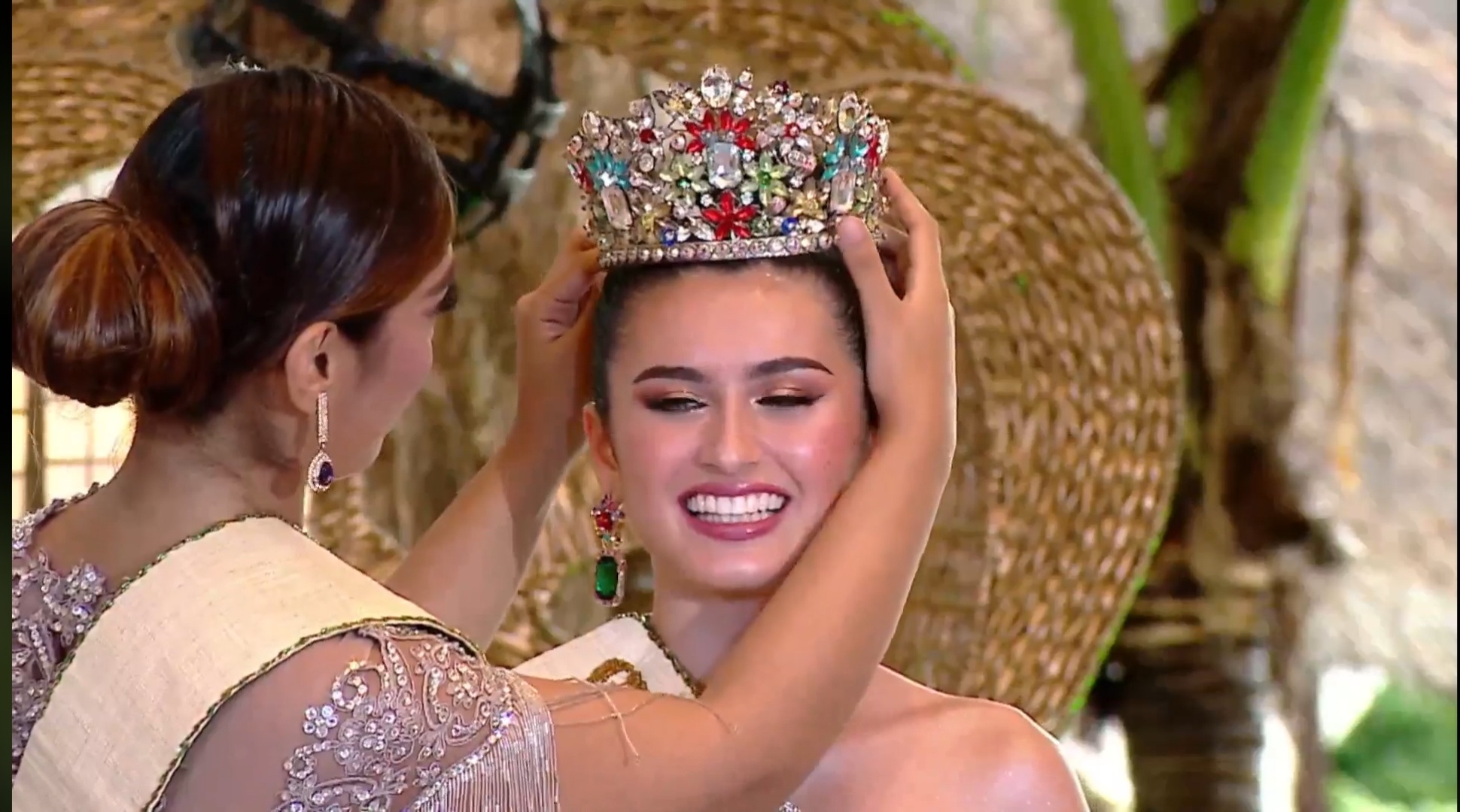 Jenny Ramp receives her Miss Philippines Earth crown from Naelah Alshorbaji./MISS PHILIPPINES EARTH FACEBOOK LIVE SCREENSHOT