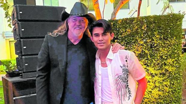 Iñigo Pascual (right) with Trace Adkins, who plays his grandfather