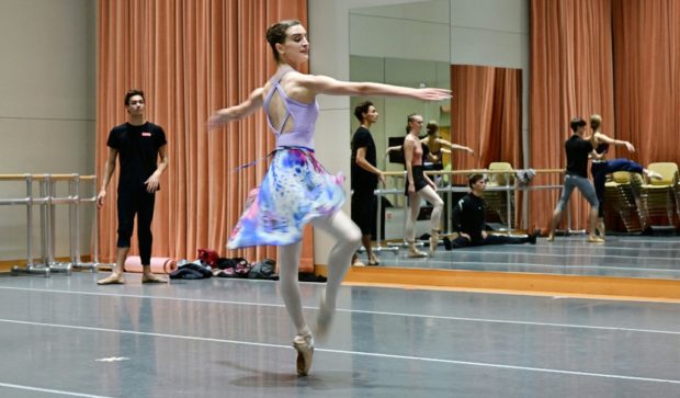Джоуи Вомак танцует во время репетиции в Центре искусств Сегерстром 30 сентября 2022 года в Коста-Меса, Калифорния.  Джой и Мак создали вымышленную жизнь в общеизвестно сложном мире русского классического танца, став первыми американцами, окончившими Академию балета Большого театра.  Но карьера, вдохновившая ее на создание голливудского фильма, рухнула, когда на Москву обрушились первые бомбы, и она стала одной из десятков танцовщиц, бежавших от войны Владимира Путина.  (Фото Фредерика Дж. Брауна/AFP)