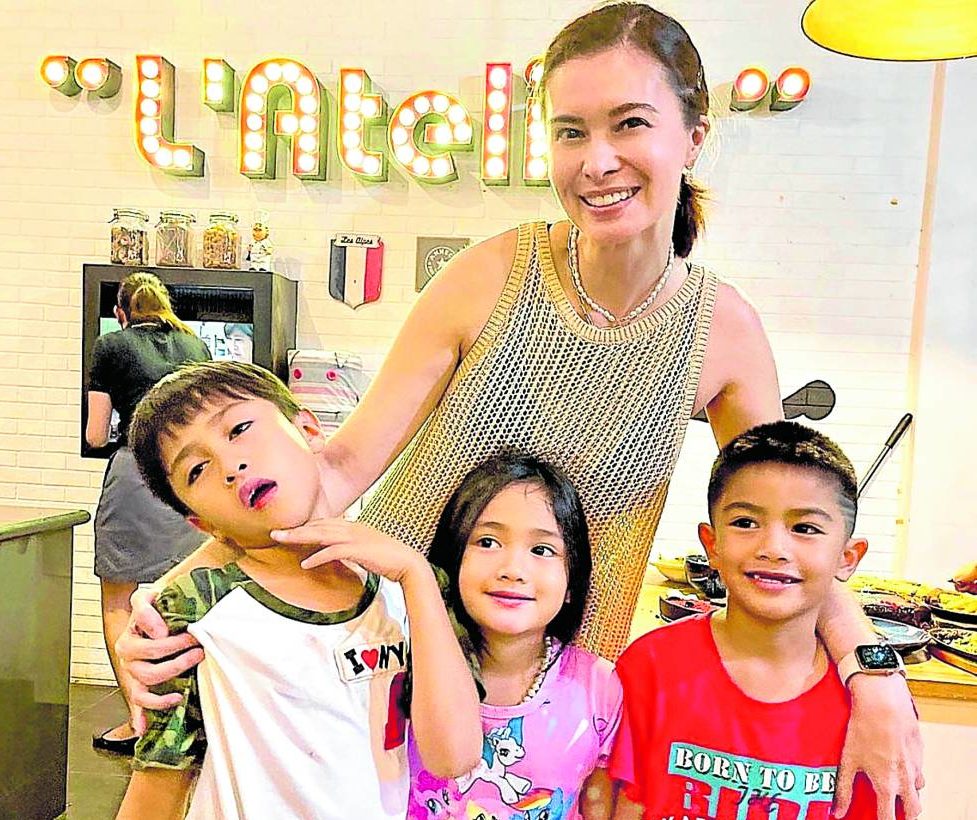 Sunshine Cruz with (foreground) Cesar Montano and Kath Angeles’ kids Liam, Kristen and Sam