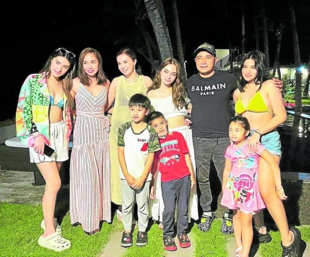Cesar Montano (fifth from left) and Sunshine Cruzs (third from left) blended family
