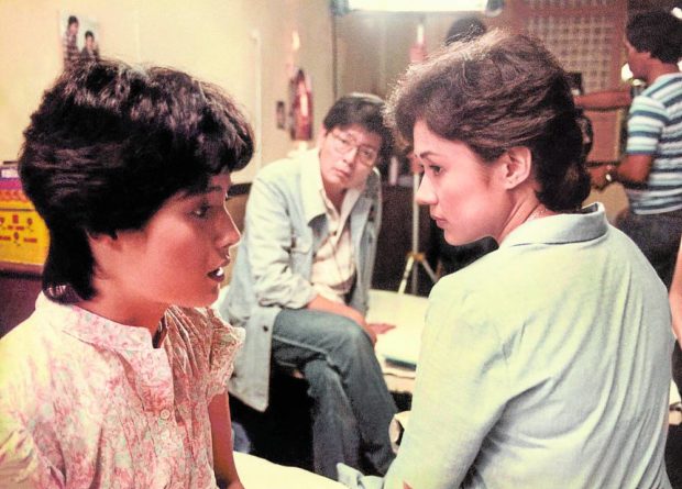 De Leon (center) with Gina Alajar and Vilma Santos on the set of “Sister Stella L”