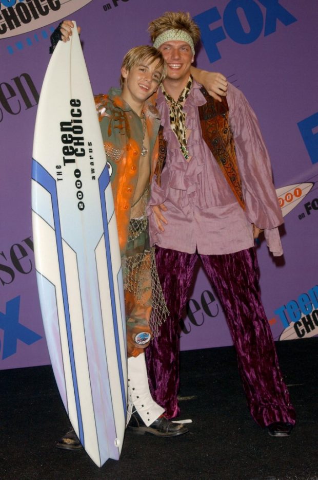 Singer Aaron Carter (L) and his brother Nick Carter pose at the 2001 Teen Choice Awards on August 12, 2001 in Los Angeles. (Photo by Chris Delmas / AFP)