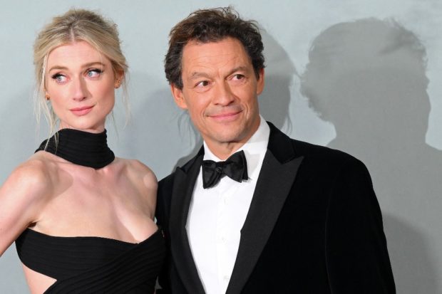 Australian actor Elizabeth Debicki and English actor Dominic West pose on the red carpet upon arrival to attend the World Premiere of "The Crown (Season 5)" in London on November 8, 2022. (Photo by Daniel LEAL / AFP)
