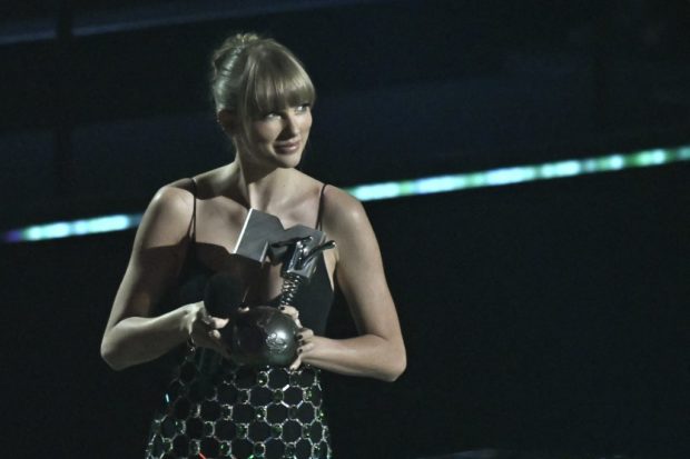 US singer-songwriter Taylor Swift poses with the award for "Best Longform Video" during the 2022 MTV Europe Music Awards in Düsseldorf, on November 13, 2022. (Photo by Sascha Schuermann / AFP)