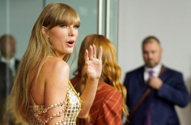 FILE PHOTO: Singer Taylor Swift arrives to speak at the Toronto International Film Festival (TIFF) in Toronto, Ontario, Canada September 9, 2022. REUTERS/Mark Blinch/File Photo