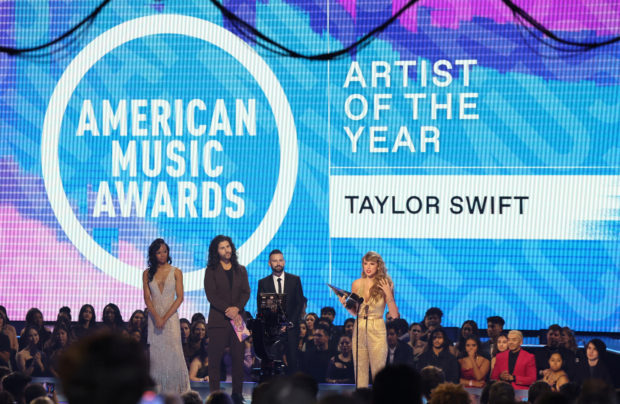 Taylor Swift receives the Artist of the Year award during 2022 American Music Awards, at the Microsoft Theater in Los Angeles, California, U.S., November 20, 2022. REUTERS/Mario Anzuoni
