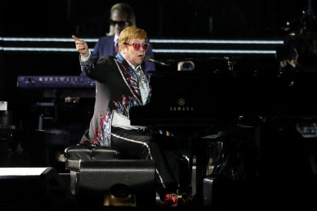 Elton John performs "Bennie and the Jets" as he wraps up the U.S. leg of his 'Yellow Brick Road' tour at Dodger Stadium in Las Angeles, California, U.S. November 20, 2022.  REUTERS/David Swanson