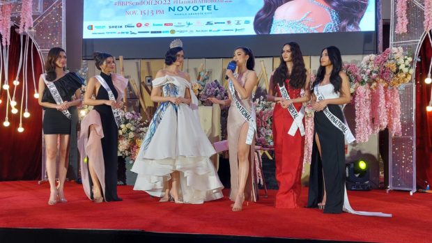 Hannah Arnold (third from left) receives the full support of her Bb. Pilipinas 'sisters' (from left) Chelsea Fernandez, Stacey Gabriel, Nicole Borromeo, Gabrielle Basiano, and Samantha Panlilio