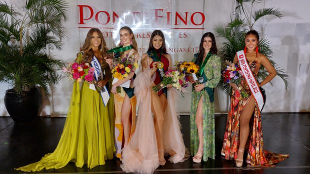 Colombian Andrea Aguilera (center) takes home the gold medal in her group’s ‘Beach Wear Competition’ with Cuban Sheyla Ravelo (second from right) with the silver, and Australian Sheridan Mortlock (second from left) with bronze. Belgian Daphne Nivelles (left) is Miss Pontefino Estates and Canadian Jessica Cianchino is Miss Pontefino Hotel./ARMIN P. ADINA