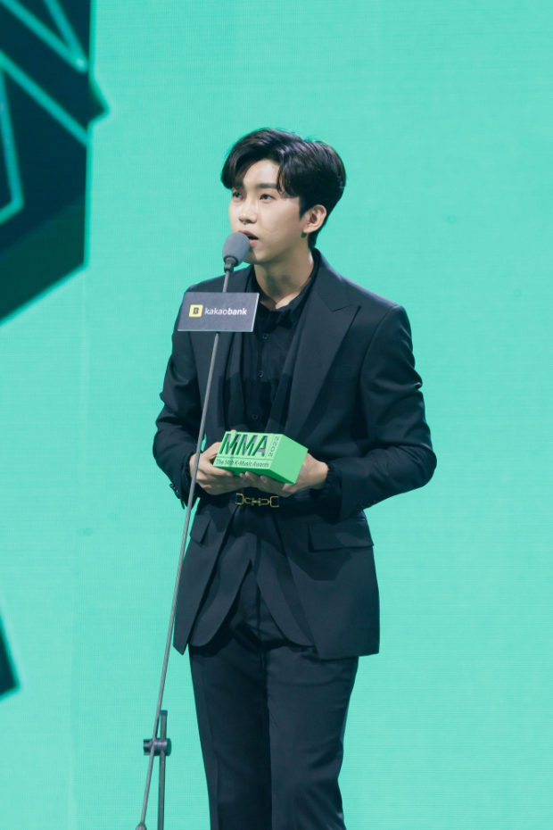 Lim Young-woong receives the artist of the year award at the 2022 Melon Music Awards ceremony held at the Gocheok Sky Dome in Seoul on Saturday. (Kakao Entertainment via The Korea Herald / ANN)