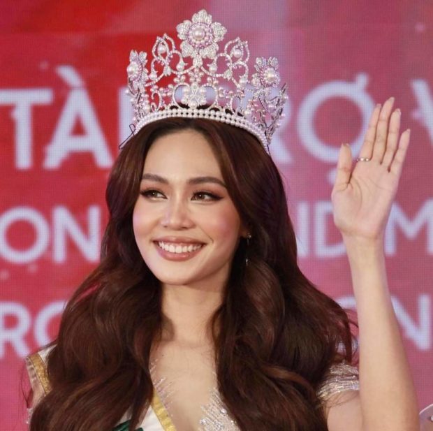 Sireethorn Leearamwat, Thailand’s first Miss International winner and the global pageant’s longest reigning queen, shows the new crown from Long Beach Pearl at the unveiling event held in Ho Chi Minh City in Vietnam./MISS INTERNATIONAL FACEBOOK PHOTO 