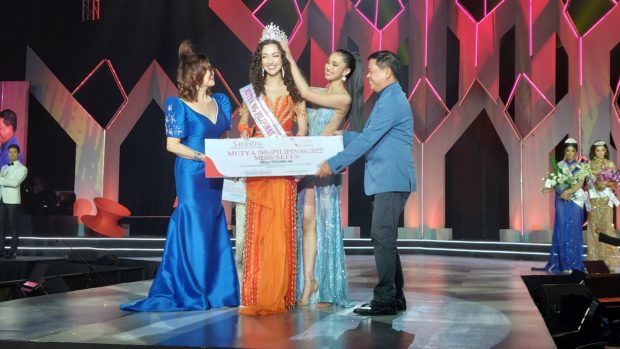 Mutya ng Pilipinas Iona Gibbs (second from left) recieves her crown from her predecessor Klyza Castro as pageant president Cory (left) and chair Fred Yuson look on./ARMIN P. ADINA 