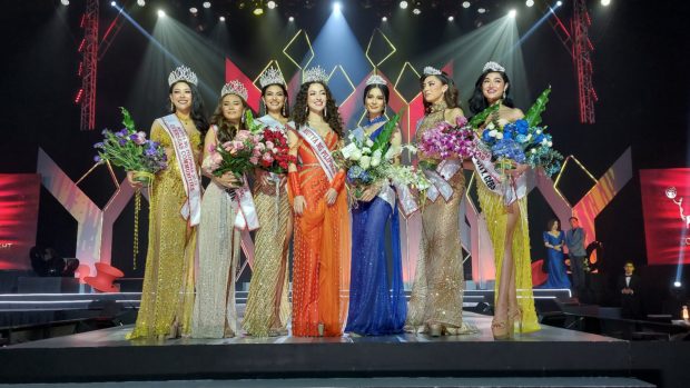 Mutya ng Pilipinas Iona Gibbs (center) is flanked by her court of co-queens (from left) Jesi Mae Cruz, Jeanette Reyes, Arianna Kyla Padrid, Marcelyn Bautista, Shannon Robinson, and Megan Campbell./ARMIN P. ADINA 