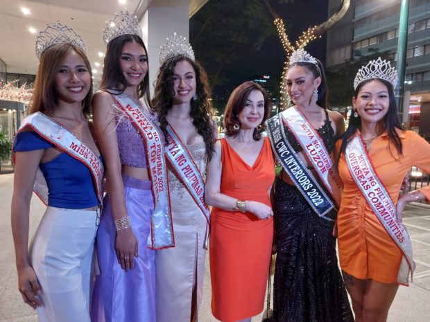 Mutya ng Pilipinas President Cory Quirino (third from right) is flanked by her reigning queens (from left) Jeanette Reyes, Arianna Padrid, Iona Gibbs, Shannon Robinson, and Jesi Mae Cruz./ARMIN P. ADINA 