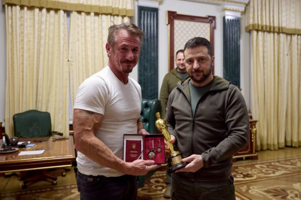 This handout picture taken and released by Ukraine's presidential press-service on November 8, 2022 shows the Ukrainian President Volodymyr Zelensky (R) posing with US actor Sean Penn (L) after receiving latter's Oscar statuette and handing him the Order of Merit, III degree during their meeting in Kyiv. (Photo by UKRAINIAN PRESIDENTIAL PRESS SERVICE / AFP) / RESTRICTED TO EDITORIAL USE - MANDATORY CREDIT "AFP PHOTO / Ukrainian Presidential Press-Service " - NO MARKETING NO ADVERTISING CAMPAIGNS - DISTRIBUTED AS A SERVICE TO CLIENTS