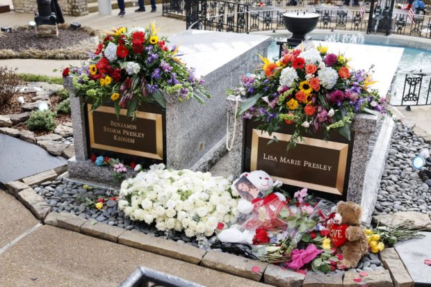 MEMPHIS, TENNESSEE - JANUARY 22: A view of the grave of Lisa Marie Presley during her memorial on January 22, 2023 in Memphis, Tennessee. Presley, 54, the only child of American singer Elvis Presley, died January 12, 2023 in Los Angeles.   Jason Kempin/Getty Images/AFP (Photo by Jason Kempin / GETTY IMAGES NORTH AMERICA / Getty Images via AFP)