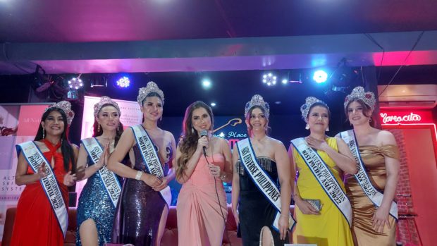 Jeanie Jarina (second from right) joins Mrs. Universe Philippines National Director Charo Laude (center) and her fellow queens (from left) Virginia Evangelista, Lady Chatterly Alvaro-Sumbeling, Gines Angeles, Veronica Yu, and Michelle Solinap./ARMIN P. ADINA
