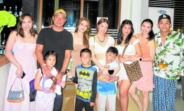 Cruz (ninth from left) and Cesar Montano’s (second from left) blended family in Bohol