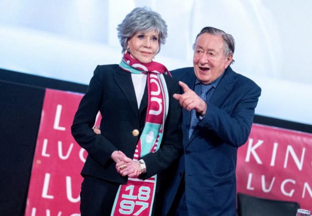 US actress Jane Fonda poses with her host Austrian entrepreneur Richard "Moertel" Lugner during a press conference at Lugner Cinema on the eve of the annual Vienna Opera Ball on February 15, 2023 in Vienna, Austria. (Photo by GEORG HOCHMUTH / APA / AFP) / Austria OUT