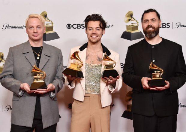 LOS ANGELES, CALIFORNIA - FEBRUARY 05: (L-R) Kid Harpoon, Harry Styles and Tyler Johnson pose with the Album of the Year Award for “Harry’s House” in the press room during the 65th GRAMMY Awards at Crypto.com Arena on February 05, 2023 in Los Angeles, California.   Alberto E. Rodriguez/Getty Images for The Recording Academy/AFP (Photo by Alberto E. Rodriguez / GETTY IMAGES NORTH AMERICA / Getty Images via AFP)