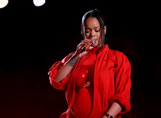 GLENDALE, ARIZONA - FEBRUARY 12: Rihanna performs onstage during the Apple Music Super Bowl LVII Halftime Show at State Farm Stadium on February 12, 2023 in Glendale, Arizona. Gregory Shamus/Getty Images/AFP (Photo by Gregory Shamus / GETTY IMAGES NORTH AMERICA / Getty Images via AFP)