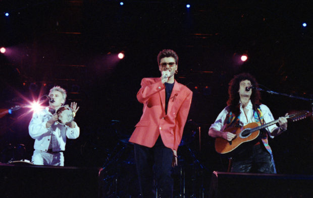 FILE PHOTO: Singer George Michael (C) performs with Queen at the Freddie Mercury Tribute Concert for AIDS Awareness, at Wembley Stadium, in London Britain April 20, 1992. REUTERS/Dylan Martinez/Files